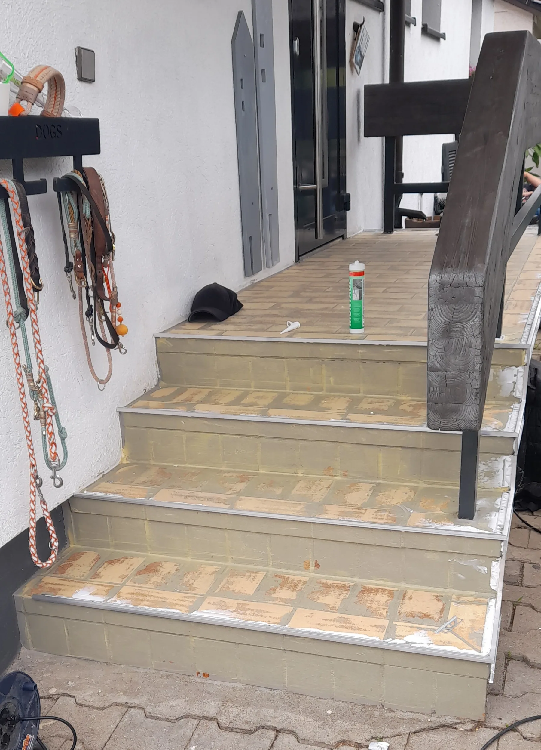 Eingangstreppe – Balkon/Terrasse vor Steinteppich-Sanierung in Nürtingen