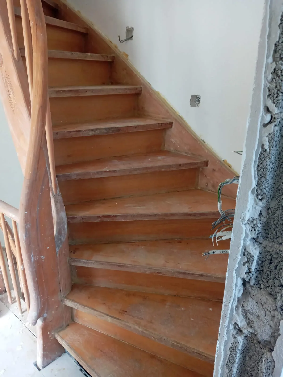 Holztreppe – Balkon/Terrasse vor Steinteppich-Sanierung in Nürtingen