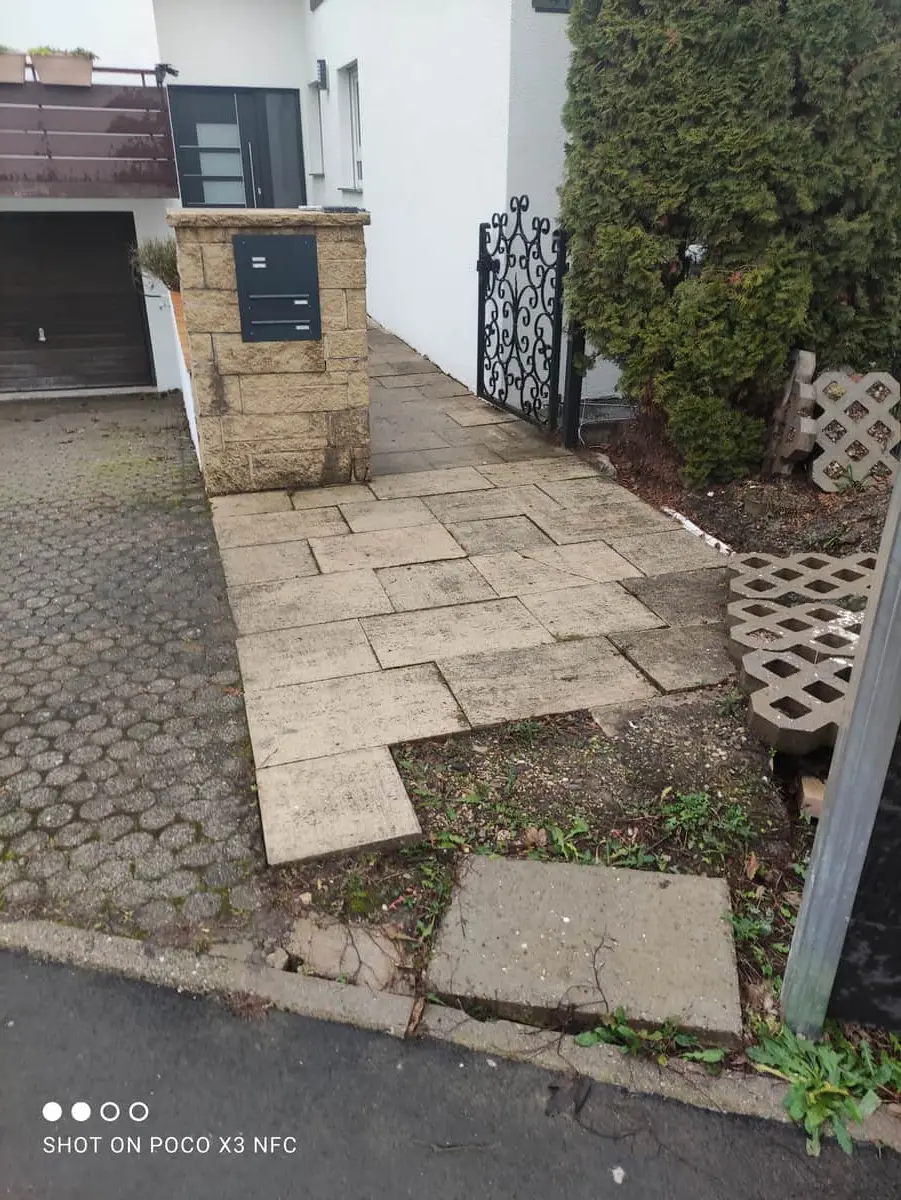 Hofeinfahrt – Balkon/Terrasse vor Steinteppich-Sanierung in Nürtingen