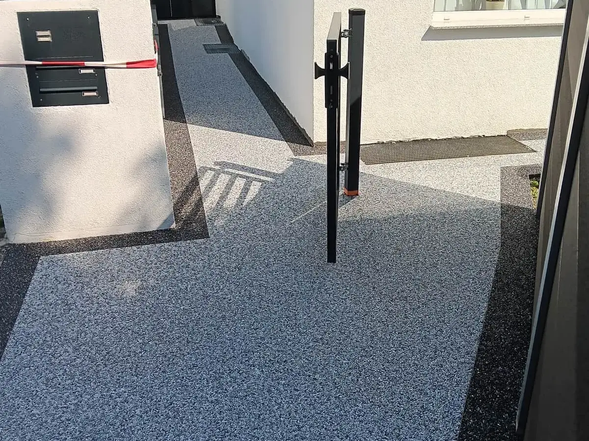 Hofeinfahrt – Balkon/Terrasse nach Steinteppich-Sanierung in Nürtingen