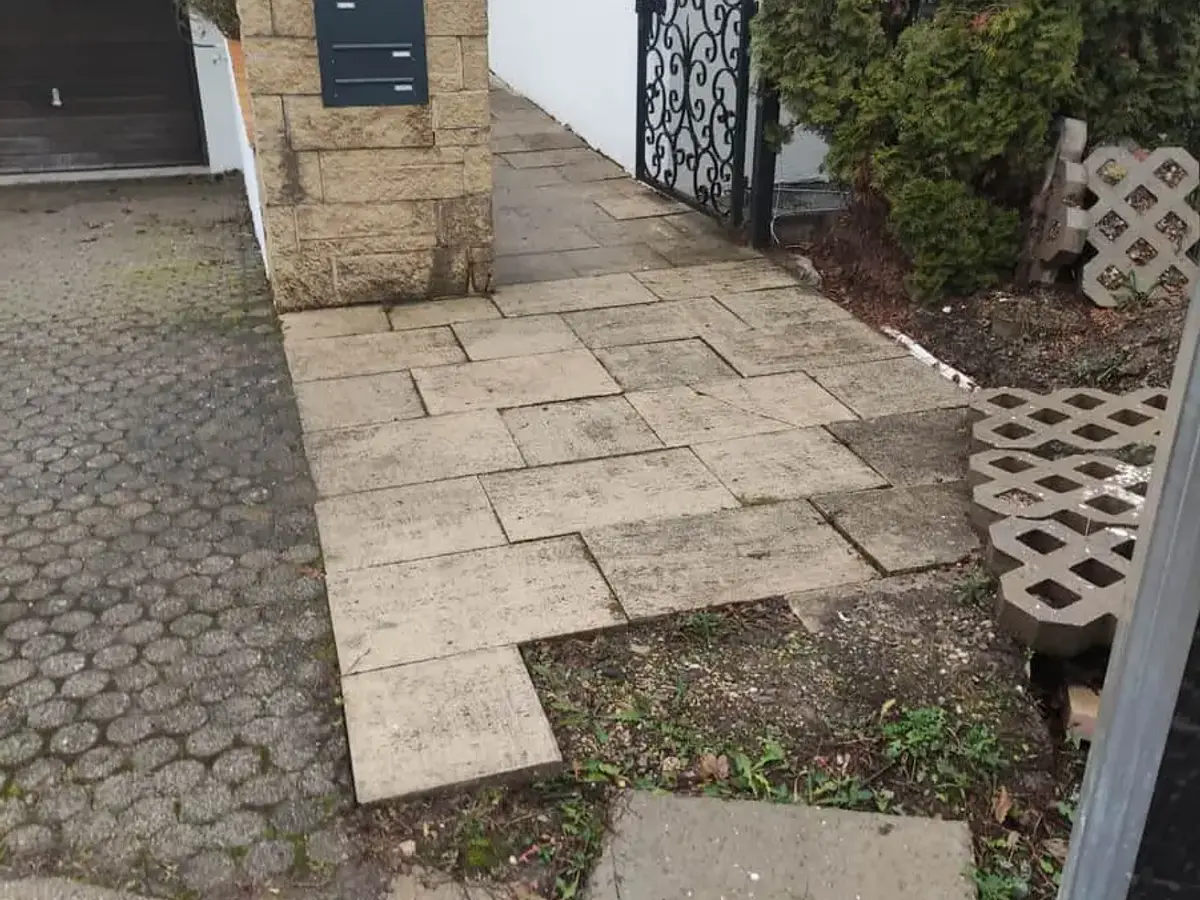 Hofeinfahrt – Balkon/Terrasse vor Steinteppich-Sanierung in Nürtingen