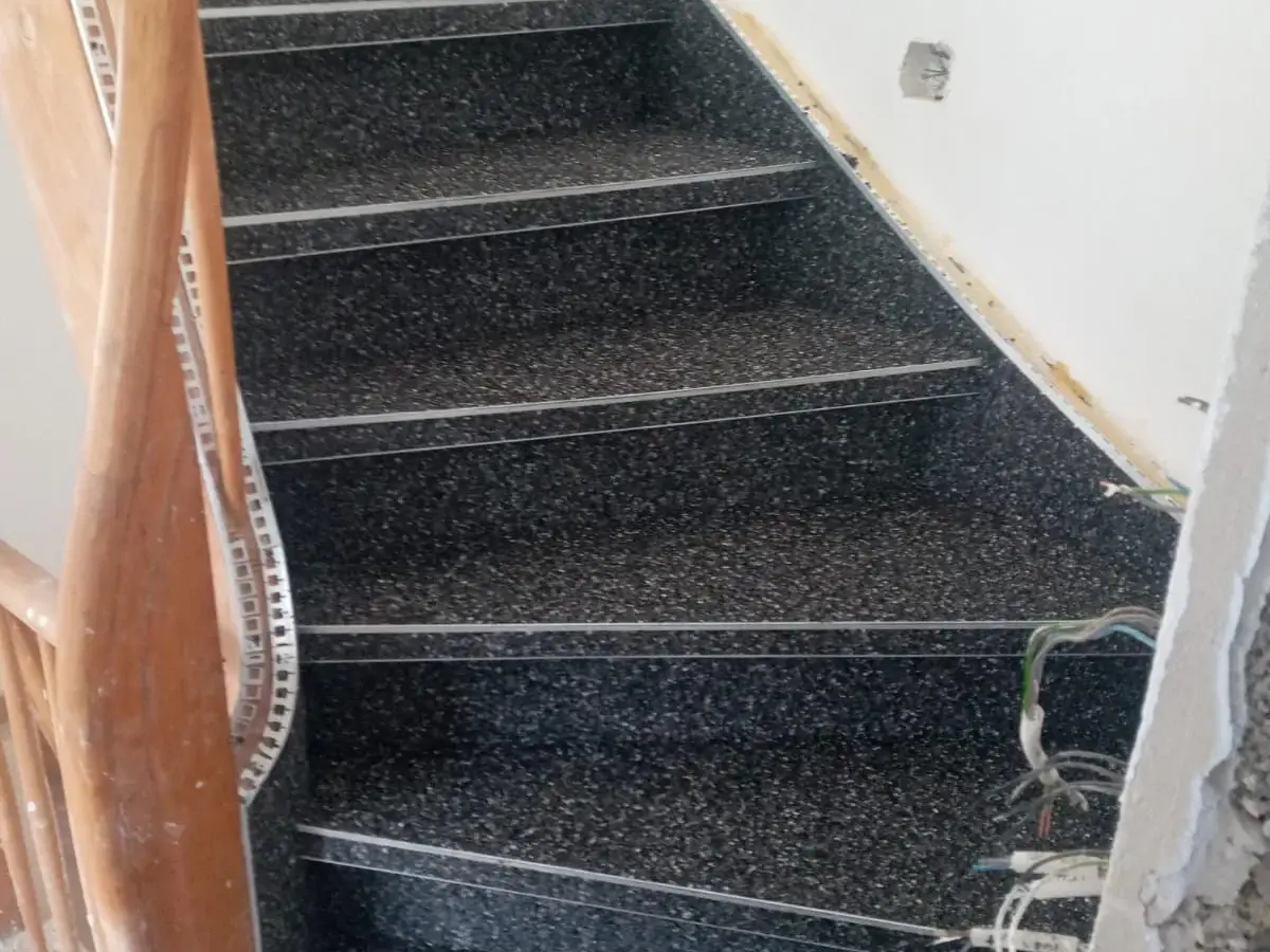 Holztreppe – Balkon/Terrasse nach Steinteppich-Sanierung in Nürtingen