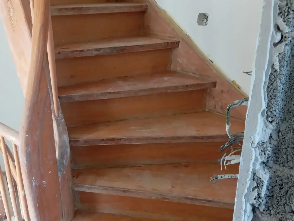 Holztreppe – Balkon/Terrasse vor Steinteppich-Sanierung in Nürtingen