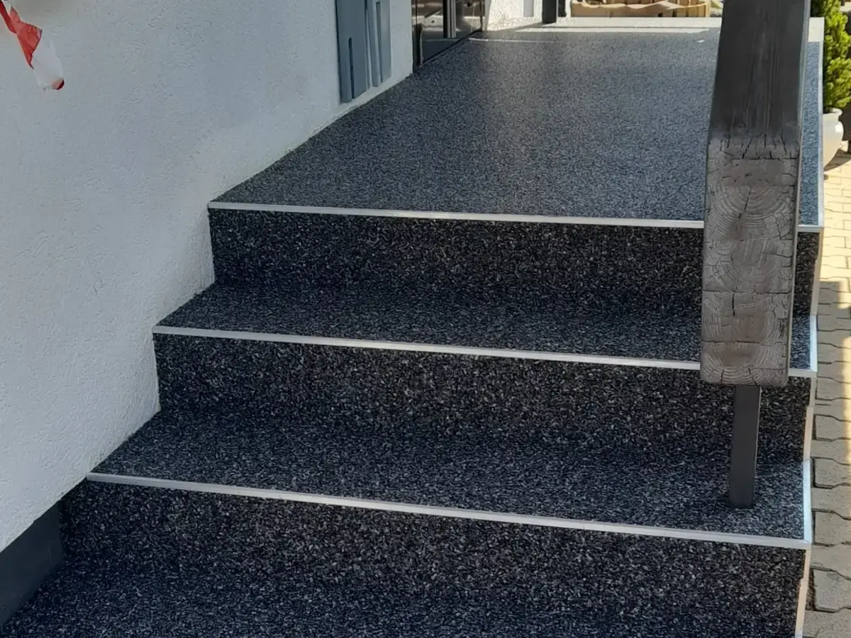 Eingangstreppe – Balkon/Terrasse nach Steinteppich-Sanierung in Nürtingen
