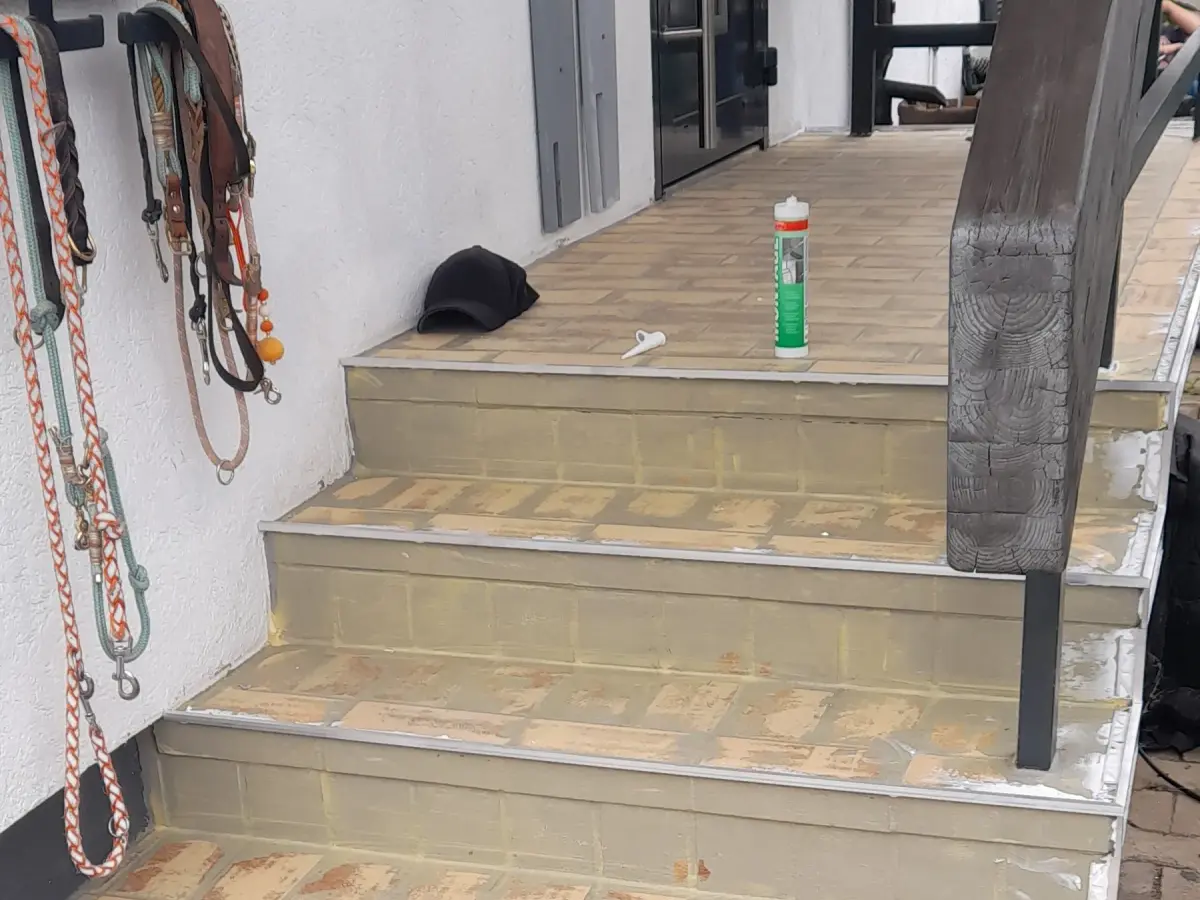 Eingangstreppe – Balkon/Terrasse vor Steinteppich-Sanierung in Nürtingen