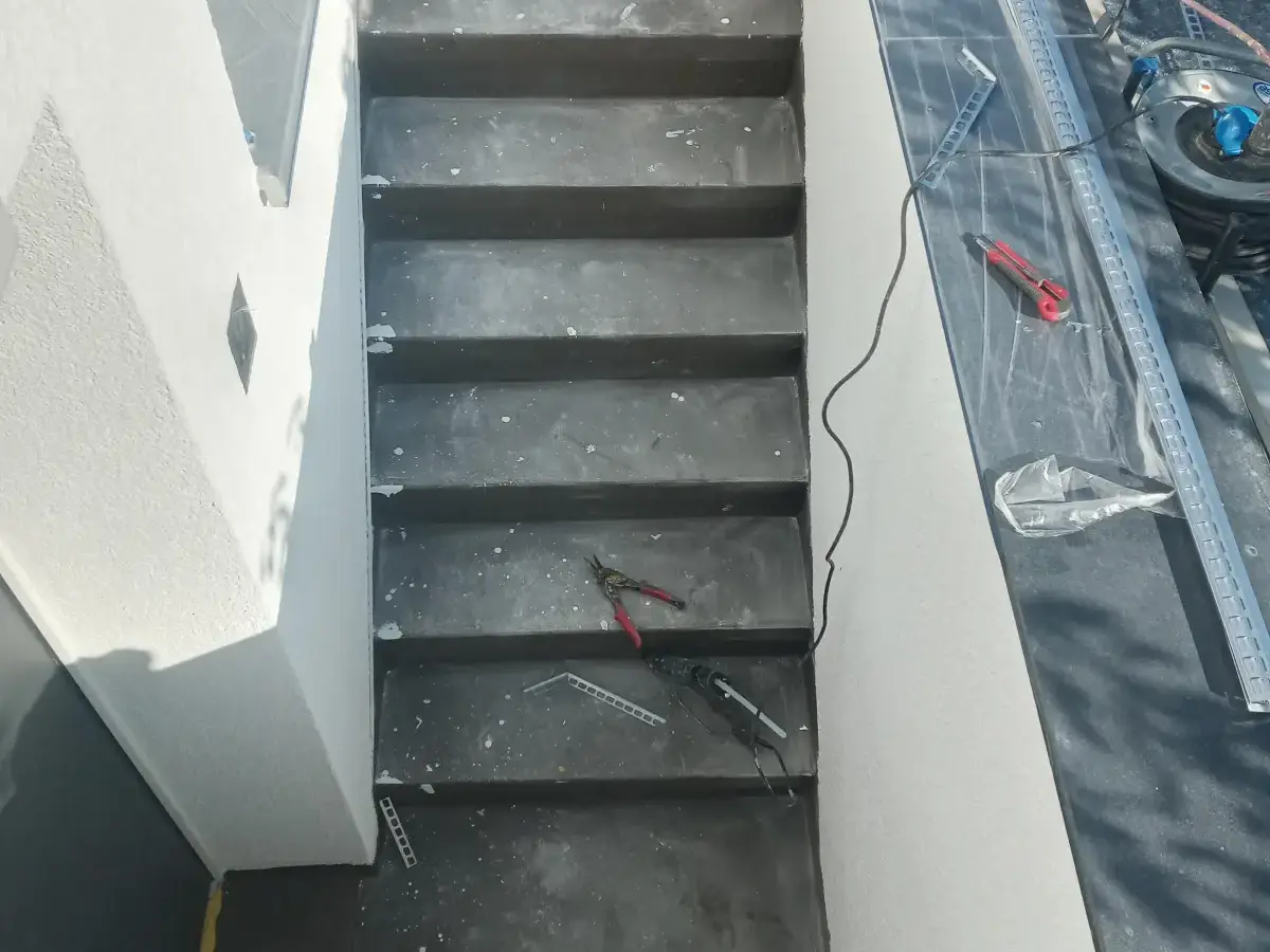 Treppe – Balkon/Terrasse vor Steinteppich-Sanierung in Nürtingen
