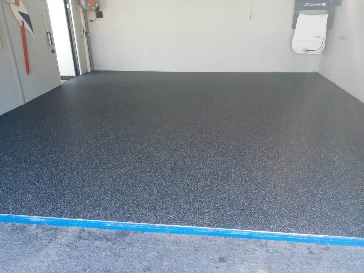 Garagenboden mit Naturmarmor-Steinteppich beschichtet