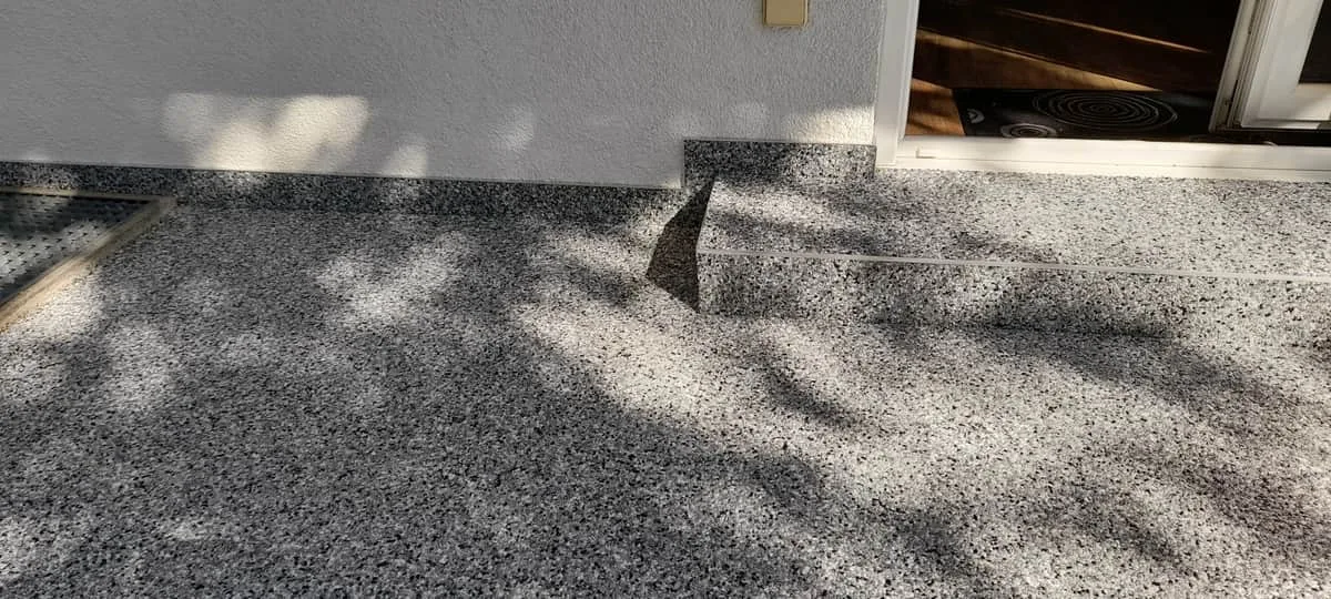 Große Terrasse mit Steinteppich saniert – AR Bodenbeläge Nürtingen