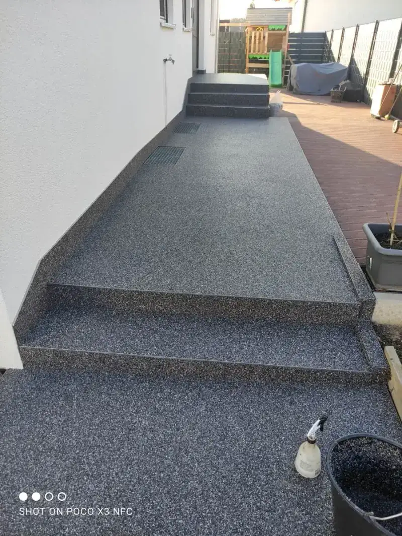 Hofeinfahrt mit Naturmarmor-Steinteppich