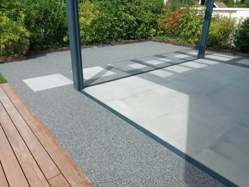 Terrasse mit Naturmarmor-Steinteppich verlegt