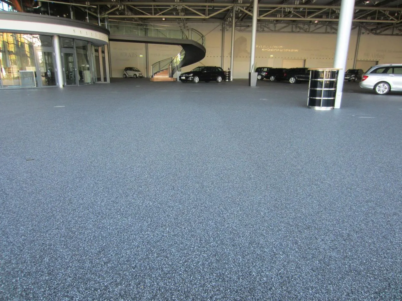 Steinteppich Mercedes-Benz Kundencenter Sindelfingen – 3.000 m² fugenlos