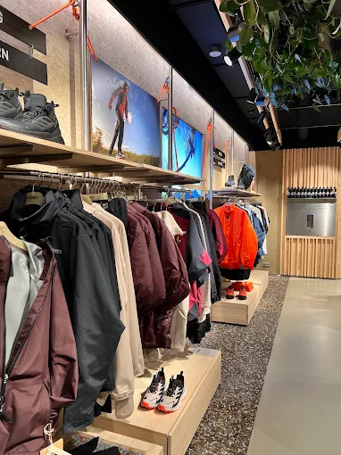 Adidas Store Österreich Naturmarmor fugenlos
